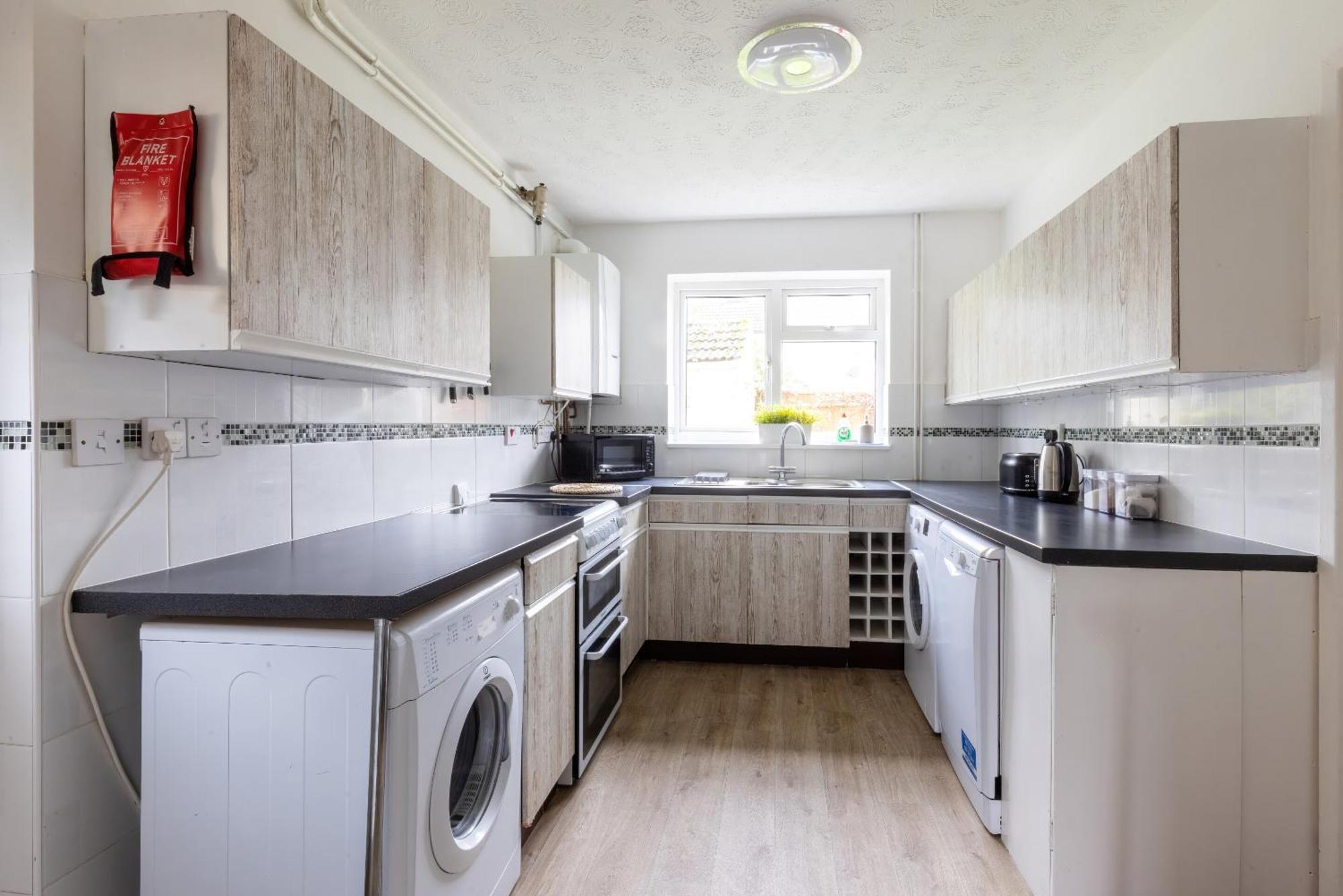 The Conifers Large Detached Home With Off Street Parking Witney Ngoại thất bức ảnh
