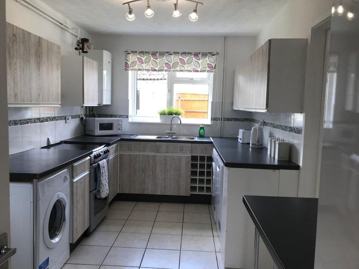 The Conifers Large Detached Home With Off Street Parking Witney Phòng bức ảnh