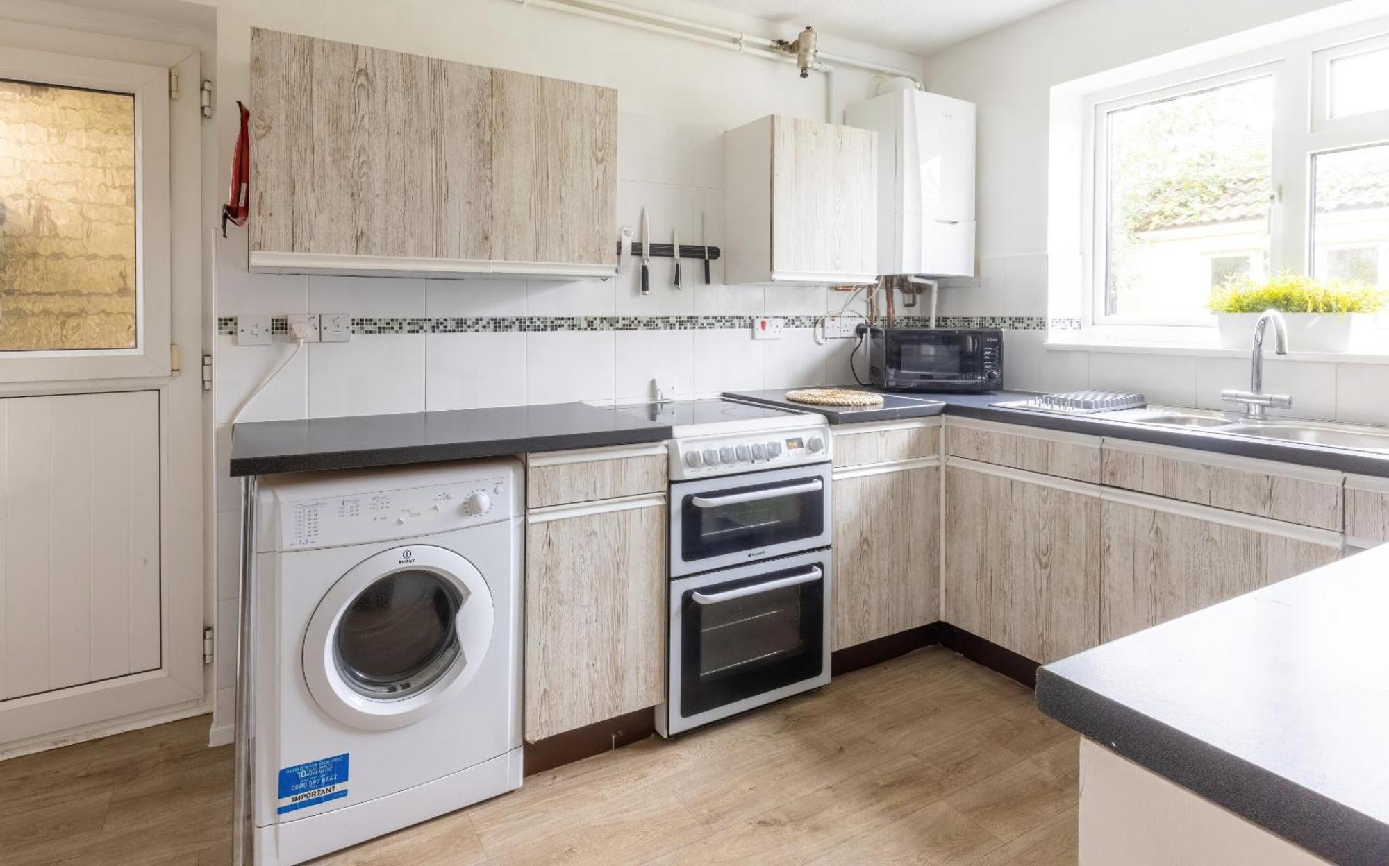 The Conifers Large Detached Home With Off Street Parking Witney Ngoại thất bức ảnh